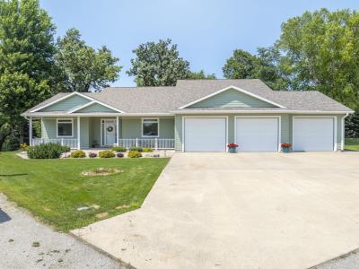 206 Brickyard Ct., Sheffield, Iowa 50475, USA