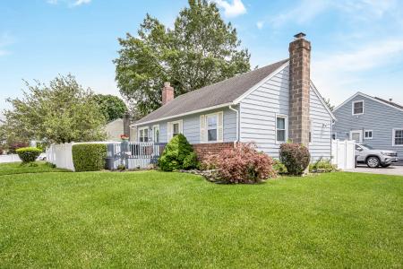 84 Parkdale Drive, North Babylon, NY 11703, USA