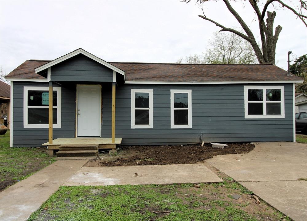 207 E Bernard Street, Clute, Texas 77531