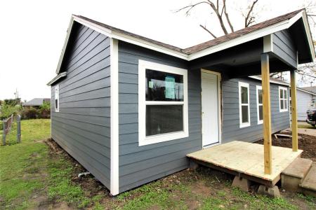 207 E Bernard Street, Clute, Texas 77531