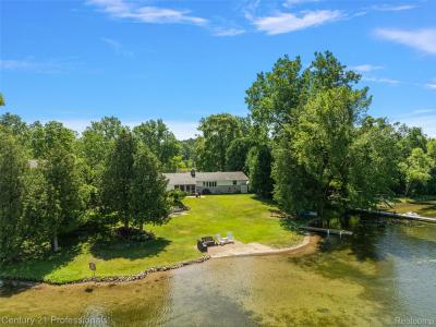 9311 Whipple Shores Drive, Clarkston, Michigan 48348, USA