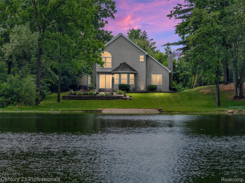 1052 Maple Heights Drive, WhiteLake, Michigan 48386, USA