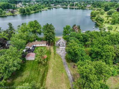 1052 Maple Heights Drive, WhiteLake, Michigan 48386, USA