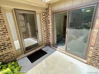 1816 Burning Bush Court, Rochester, Michigan 48309
