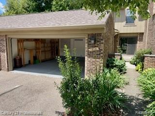 1816 Burning Bush Court, Rochester, Michigan 48309