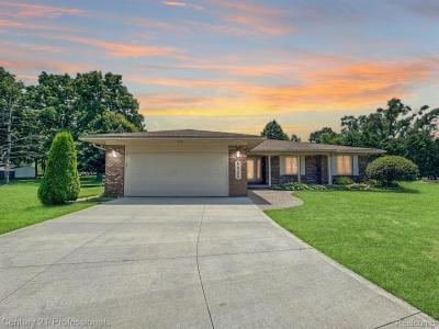 6820 Emerald Shores Drive, Troy, Michigan 48085, USA