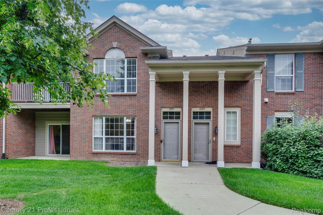 12107 Chesapeake Circle, WalledLake, Michigan 48390