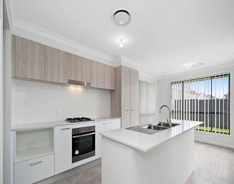 10B Warrigal Street, Gregory Hills, NSW 2557, Austrália
