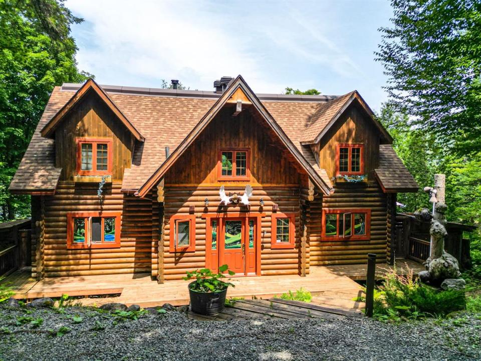304  Ch. du Lac-des-Chats, Saint-Sauveur, Quebec J0R 1R1, Canada