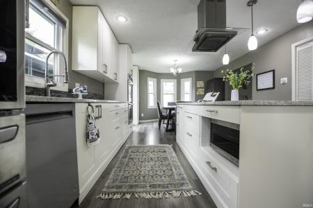 711 W Whitestone Street, Bloomington, אינדיאנה 47403, ארצות הברית של אמריקה