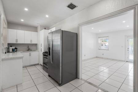 911 E 32nd St, Hialeah, Florida 33013, USA