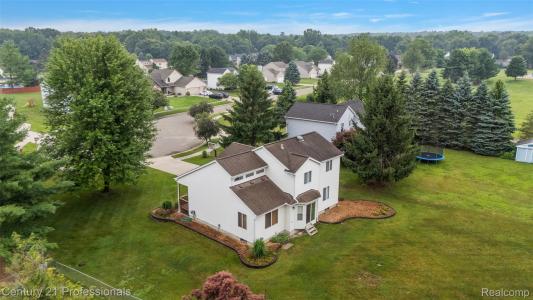 1321 Clear Lake Court, Oxford, Michigan 48371, USA