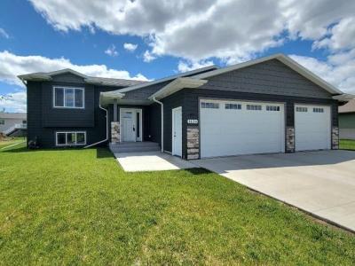 1126 Nano Nagle Avenue, Aberdeen, SD 57401, USA