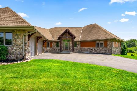 229 Cypress Pt, North Prairie, Wisconsin 53153, USA