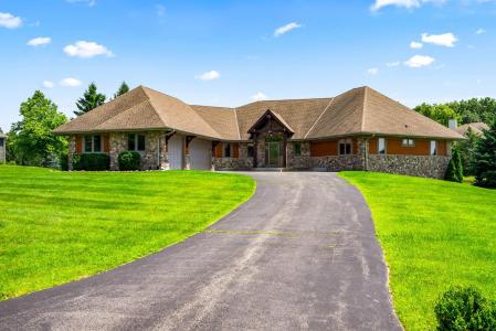 229 Cypress Pt, North Prairie, Wisconsin 53153, USA