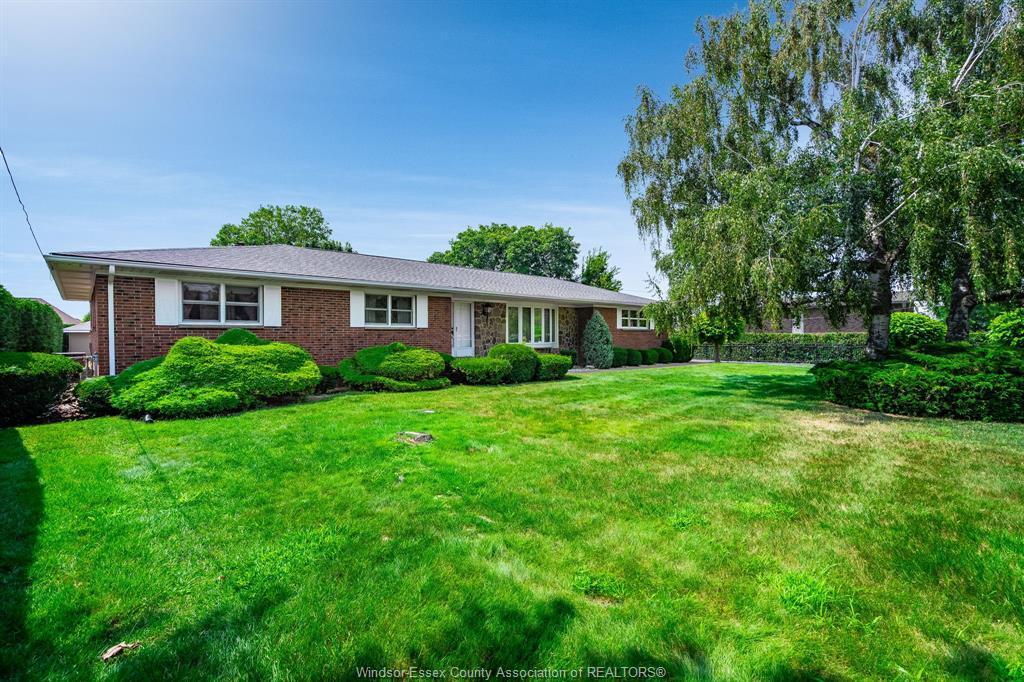 11 KENNETH DRIVE, Leamington, Ontario N8H 4B2, Canada