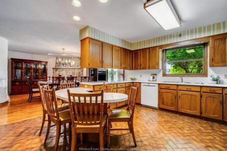 11 KENNETH DRIVE, Leamington, Ontario N8H 4B2, Canada