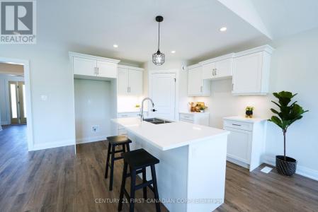 666 KETTER WAY, Plympton-wyoming (plympton Wyoming), Ontario N0N 1T0, Canada