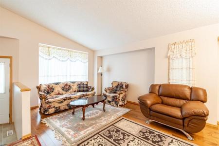 56 JULIA ROAD, Winnipeg, Manitoba R2N 4M4, Canadá
