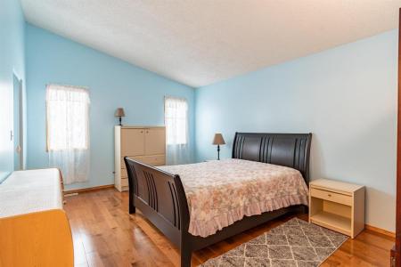 56 JULIA ROAD, Winnipeg, Manitoba R2N 4M4, Canadá