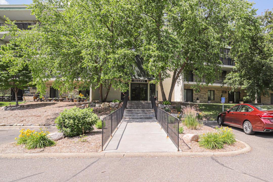 10521 Cedar Lake Road , 208, Minnetonka, Minnesota 55305, USA