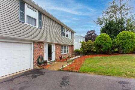 7 Greenbrier Road, West Warwick, רוד איילנד 02893, ארצות הברית של אמריקה
