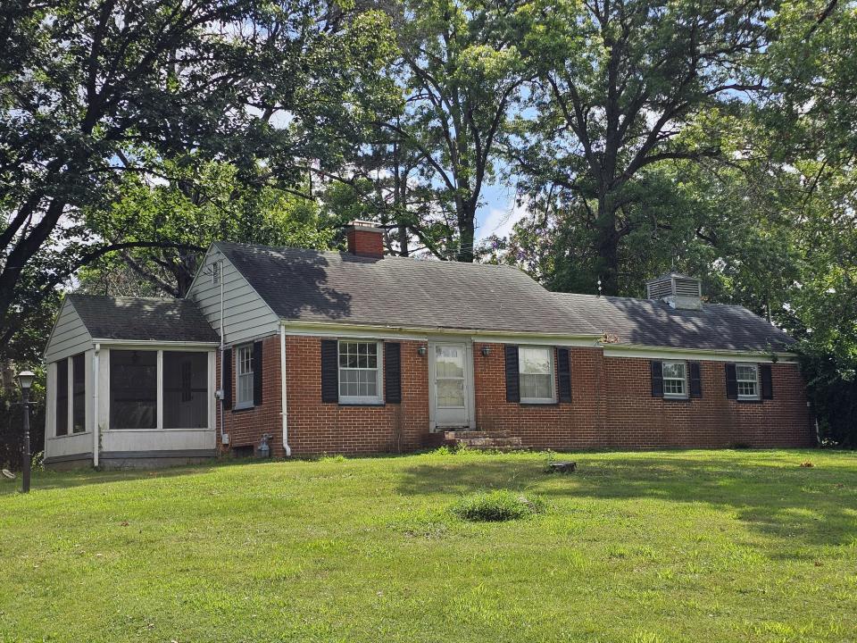 200 West Kinkead Road, Hillsboro, Illinois 62049