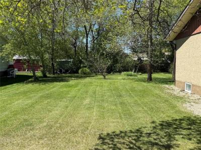 240 MCKENZIE STREET SOUTH, Shoal Lake, Manitoba R0J 1Z0, Canada