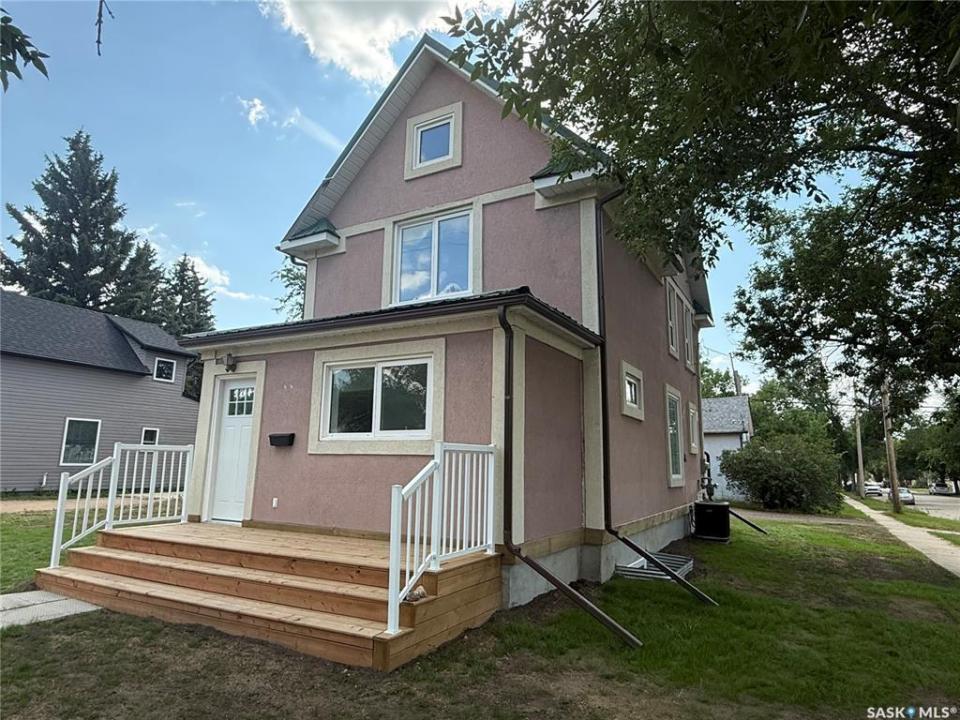 301 3RD STREET S, Weyburn, Saskatchewan S4H 2C5, Kanada