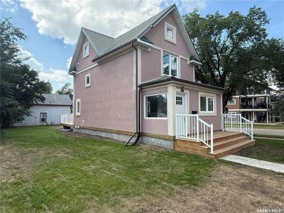 301 3RD STREET S, Weyburn, Saskatchewan S4H 2C5, Canada