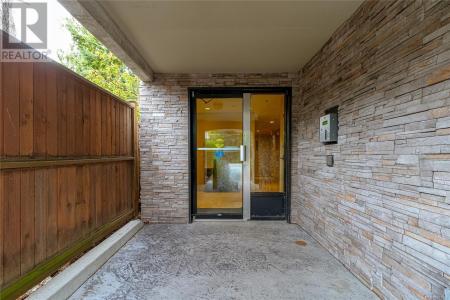 1615 BAY STREET, Victoria, Colúmbia Britânica V8R 2B7, CANADÁ