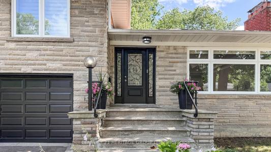 321 BETTY ANN DRIVE, Toronto, Ontario M2R 1B4, Canadá