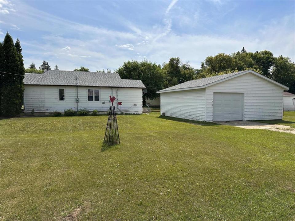 23 SOUTH RAILWAY STREET, Strathclair, Manitoba R0J 2C0, Canada