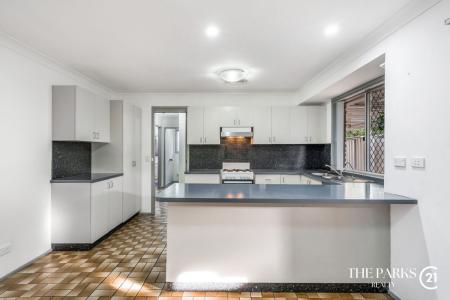 8 and 8a Hope Crescent, Bossley Park, NSW 2176, Austrália