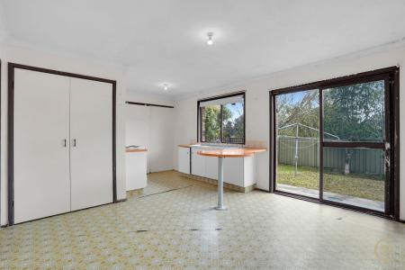 17 Adrian Street, Macquarie Fields, NSW 2564, Australie