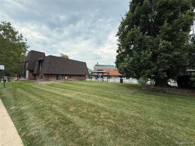 325 Riviera Drive, St Clair Shores, Michigan 48080, USA