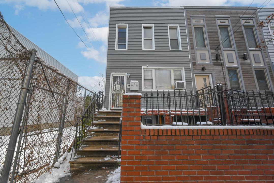 1216 30th Drive, Astoria, New York 11102, Amerika Birleşik Devletleri