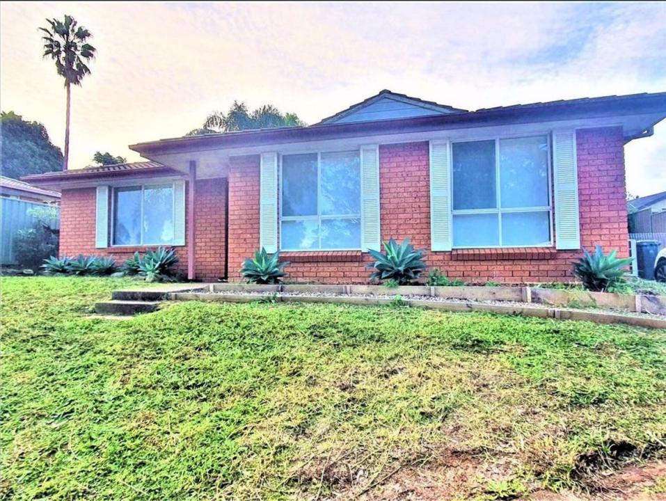 19 Copperfield Drive, Rosemeadow, NSW 2560, Australia