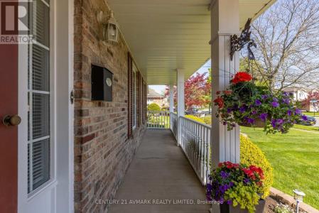 154 MICHAEL DRIVE, Welland (n. Welland), Ontario L3C 7B7, CANADÁ