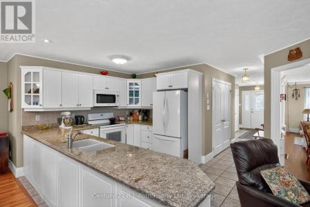 64 JAMES STREET, Penetanguishene, Ontario L9M 2J1, Canada