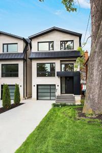 60A BURLINGAME ROAD, Toronto, Ontario M8W 1Y8, Canada