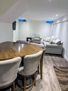 334 HEWITT CIRCLE, Newmarket, Ontario L3X 2H1, Kanada