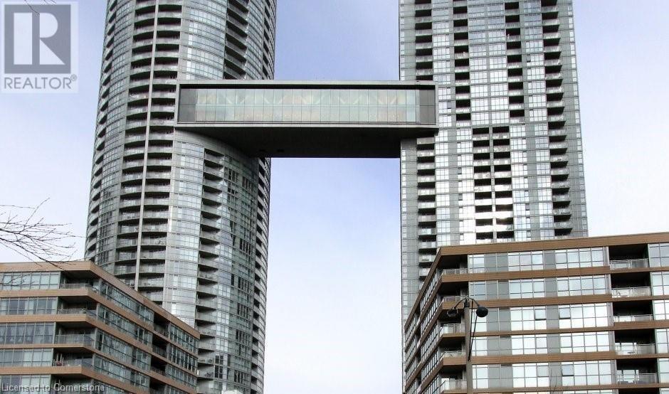 15 ICEBOAT TERRACE, Toronto, オンタリオ M5V 4A5, カナダ