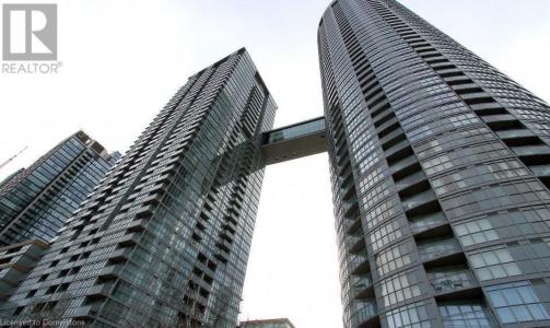 15 ICEBOAT TERRACE, Toronto, オンタリオ M5V 4A5, カナダ