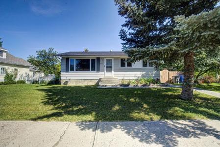 244 50 AVENUE E, Claresholm, Alberta T0L 0T0, Canada