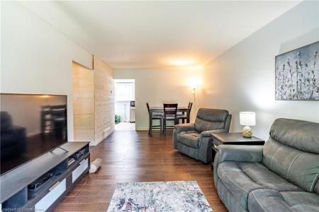 4 TAMARACK COURT, Cambridge, Ontario N3C 3A8, Canada