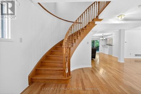 135 LARRATT LANE, Richmond Hill (westbrook), Ontario L4C 0E6, Canadá
