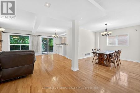 135 LARRATT LANE, Richmond Hill (westbrook), Ontario L4C 0E6, Canadá