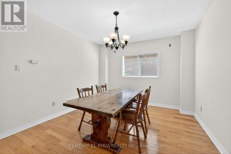 135 LARRATT LANE, Richmond Hill (westbrook), Ontario L4C 0E6, Canadá