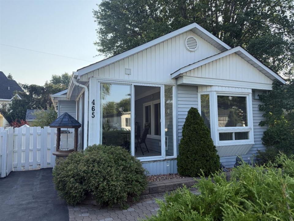 465  27e avenue du Domaine, Sainte-Marthe-sur-le-Lac, Québec J0N 1P0, Canada